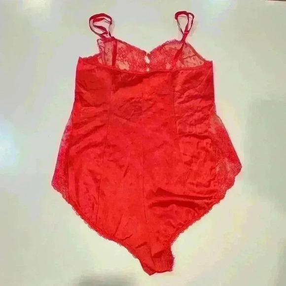 Vanity Fair Vintage Red Lace Bodysuit Size 34 - Picture 2 of 3